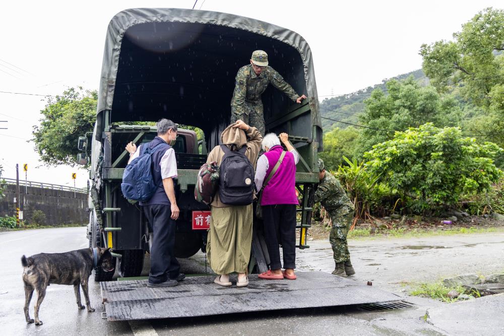 官兵運用中型戰術輪車協助民眾撤離。（軍聞社記者蔡枋澐攝）