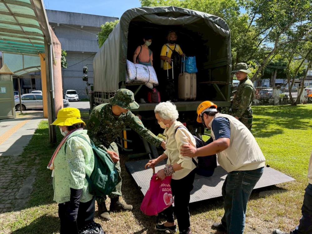 第二作戰區預置兵力機具　協助花蓮地區預防性撤離