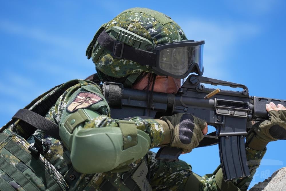 官兵操作T91步槍。（軍聞社實習記者李鴻翔攝）