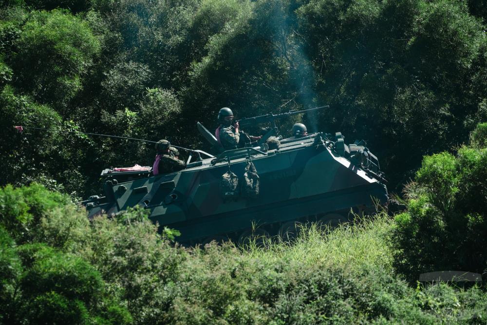 CM21甲車機動至射擊陣地。（軍聞社記者林庭暉攝）