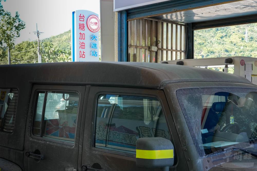 軍車於非直營加油站實施加油。（軍聞社記者侯凱議攝）