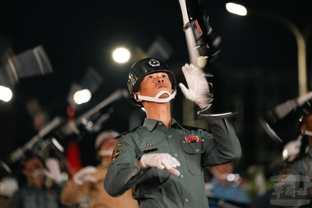 儀隊官兵展現精湛操槍技巧。（軍聞社記者文仁攝）