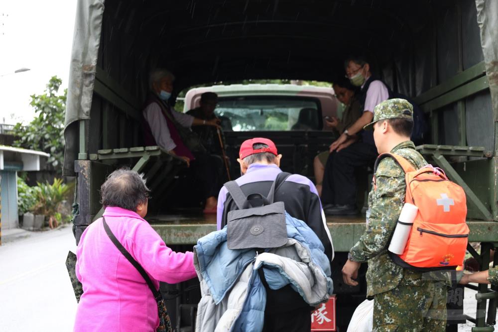 官兵協助民眾預先撤離災害潛勢地區。（陸軍司令部提供）