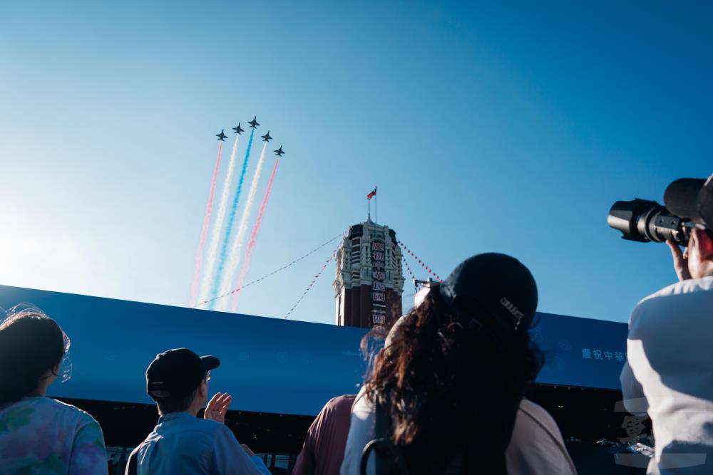 空軍雷虎小組以五機大雁隊形低空噴彩煙通過觀禮臺上方。（軍聞社記者吳東昇攝）
