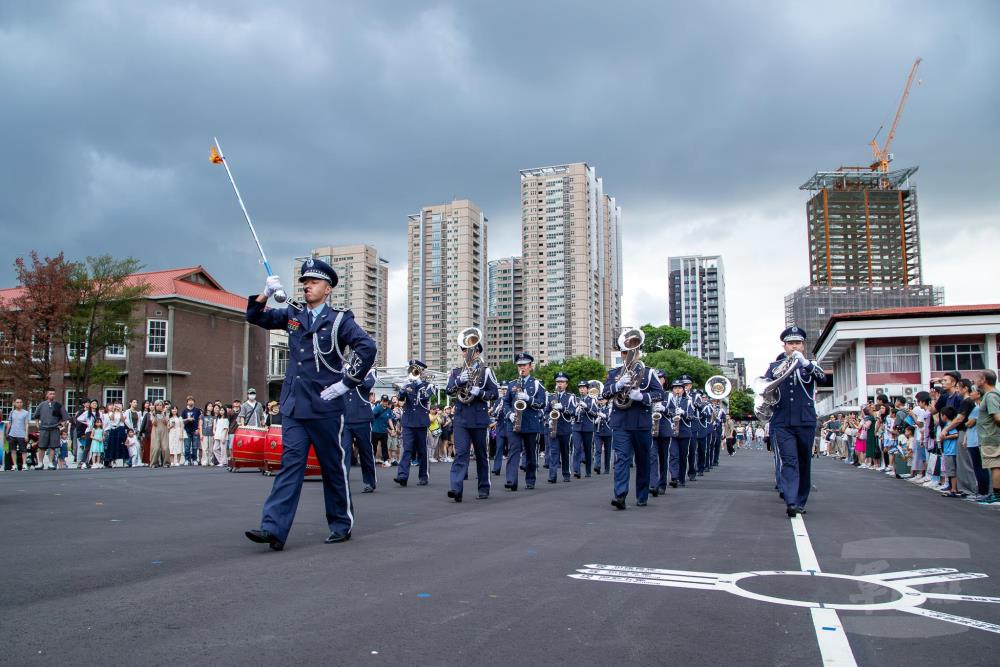 空軍軍樂隊29日重返由空軍總司令部轉型而成的文化空總演出，吸引民眾夾道欣賞。（軍聞社記者王進福攝）