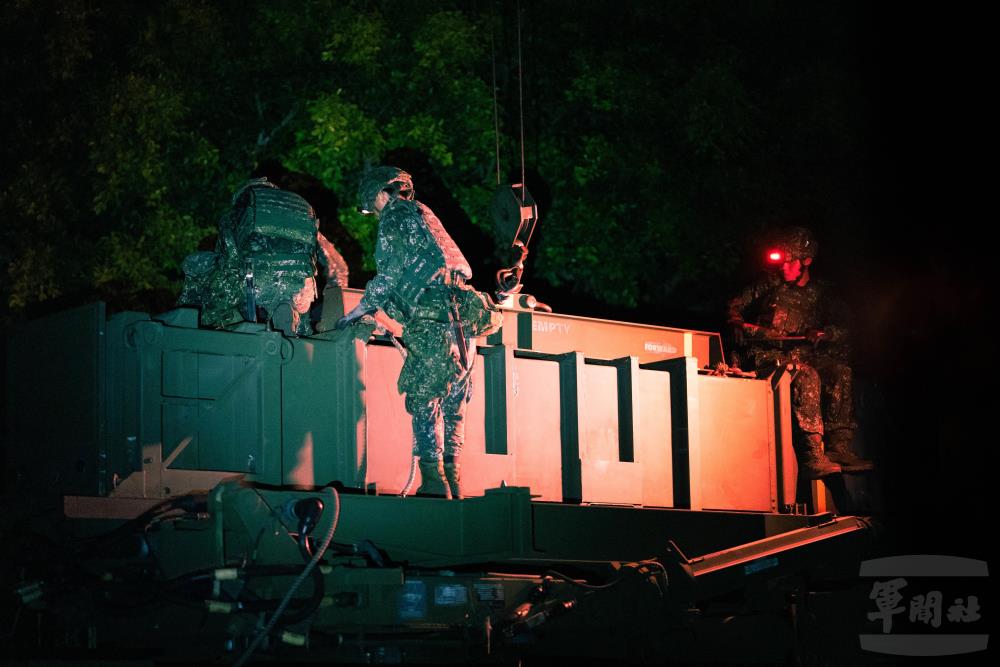 防空部隊在夜間執行任務。（軍聞社記者呂尚俞攝）