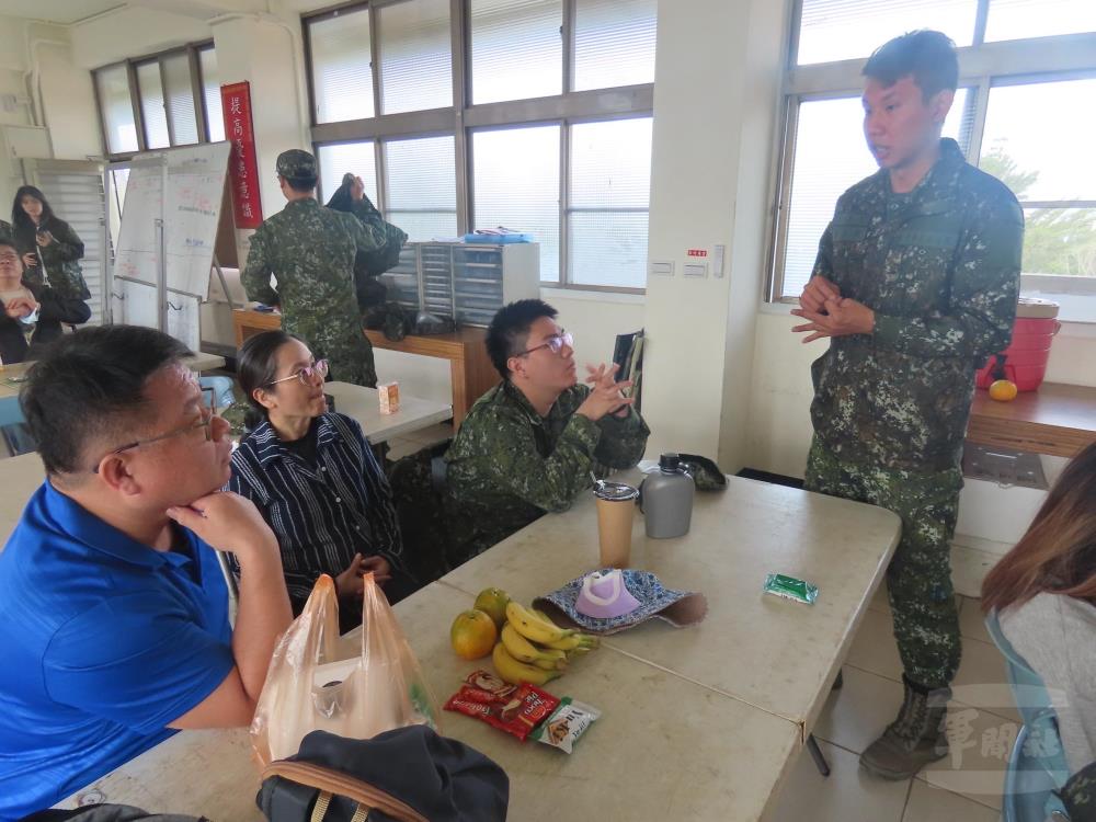 資通一大隊和官兵家屬說明單位現況。（資通一大隊提供）
