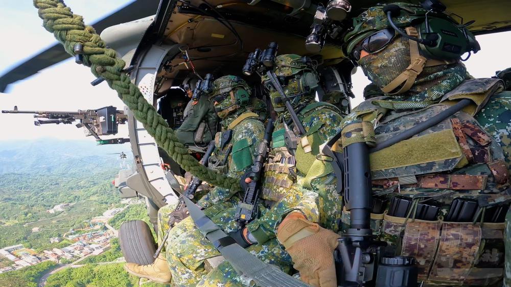 航特部敵後空中滲透 展現小部隊靈活作戰效能 航特部敵後空中滲透 展現小部隊靈活作戰效能
