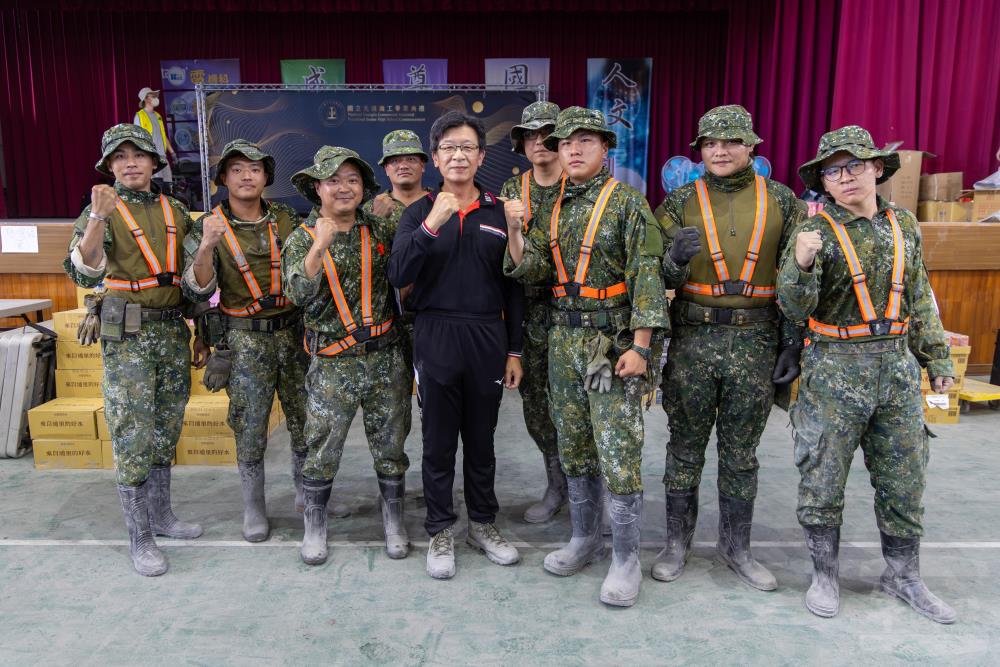 光復商工校長陳德明(左5)與花防部機步營營長(左3)、官兵代表共同合影留念。(軍聞社記者蔡枋澐攝) 光復商工校長陳德明(左5)與花防部機步營營長(左3)、官兵代表共同合影留念。(軍聞社記者蔡枋澐攝)
