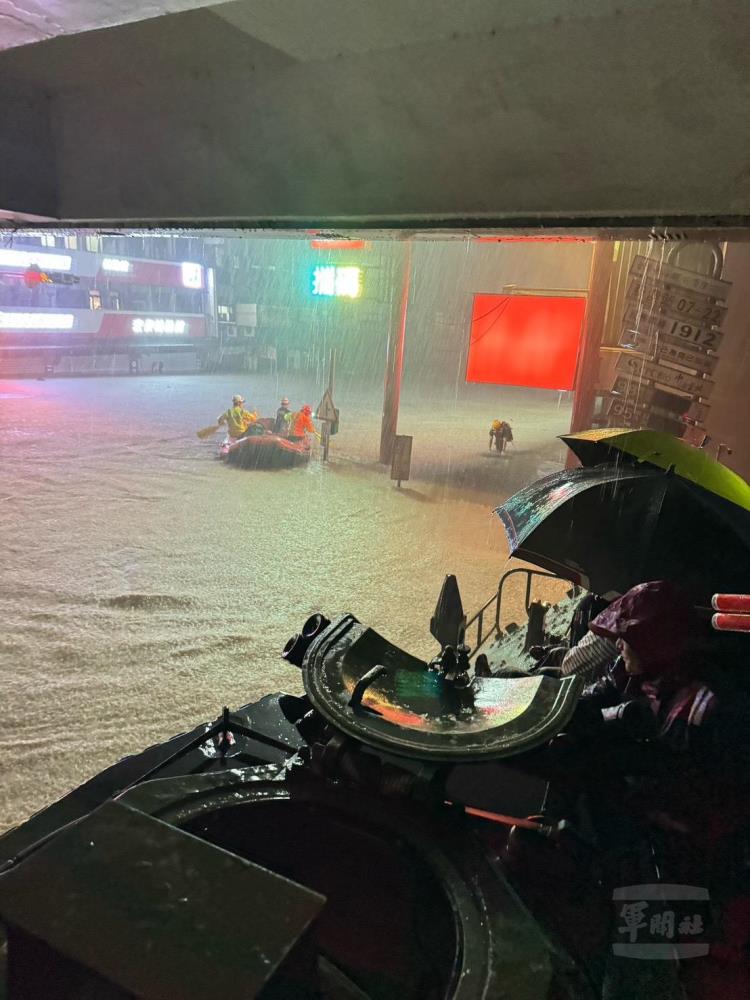 官兵協助多位受困民眾安全撤離。（取自中華民國海軍臉書）