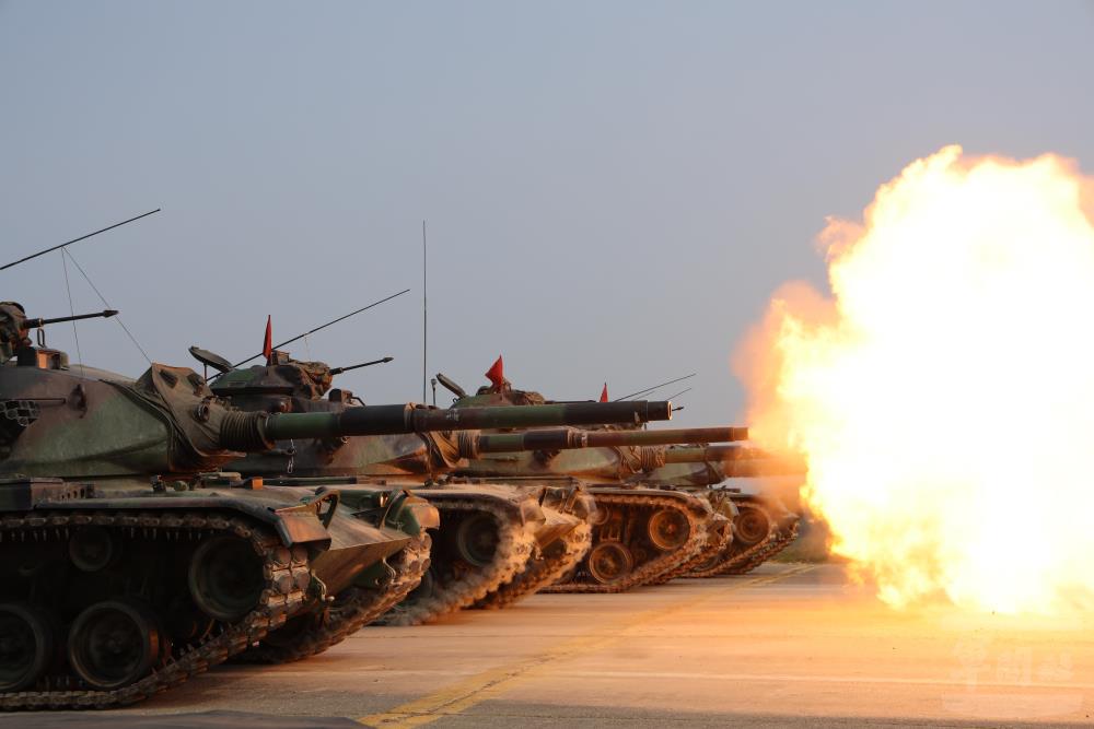 戰車砲射擊。（軍聞社記者林澤廷攝）