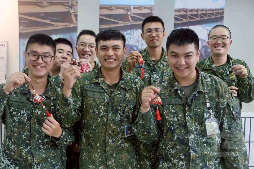 53工兵群官兵手縫香包慶端午