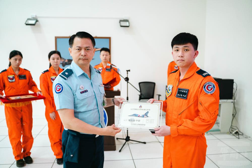 吳指揮官為學員頒授單飛證書。（軍聞社記者林庭暉攝）