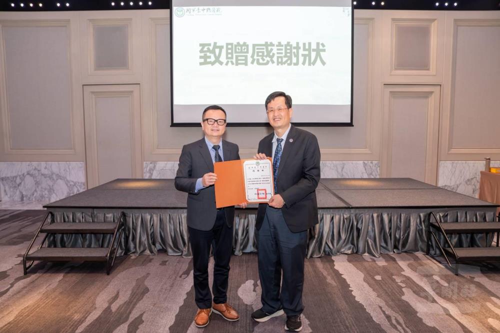臺中總醫院施院長致贈感謝狀，感謝小港醫院洪院長經驗分享。（國軍臺中總醫院提供）