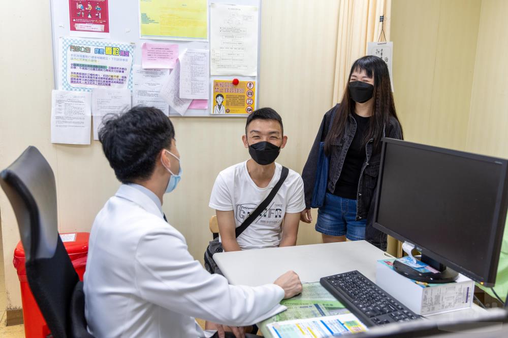 透過醫療團隊的照護，黃士官逐漸恢復健康（右2）。（軍聞社記者蔡枋澐攝）