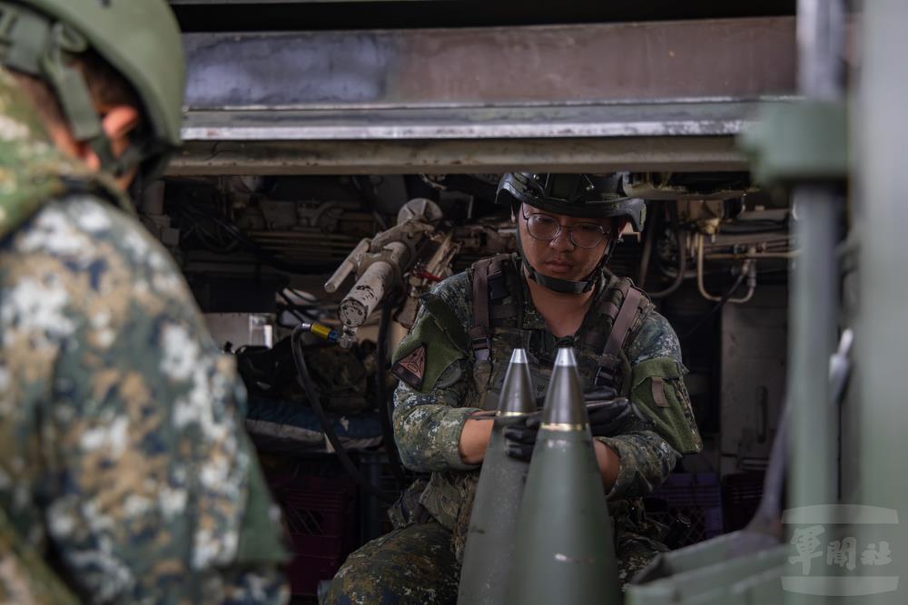 官兵實施彈藥檢查。（軍聞社記者吳柏融攝）