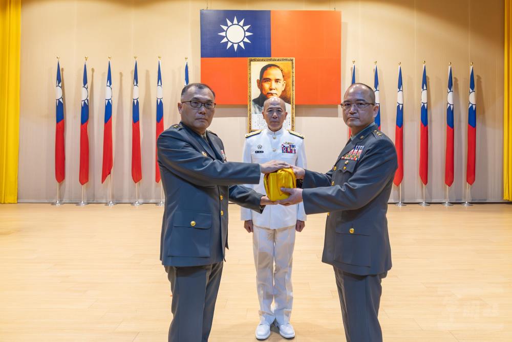 六軍團指揮官布達暨授勳　梅總長期勉穩健推動提升戰力