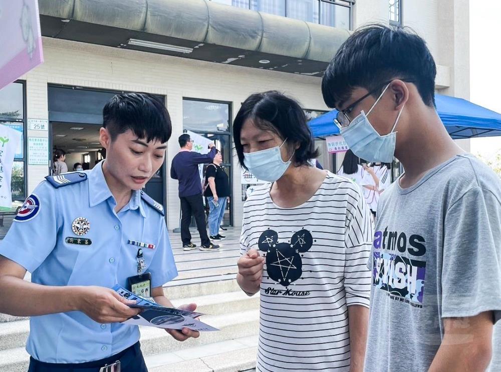 招募員親切向民眾介紹各項從軍管道。（空軍飛訓部提供）