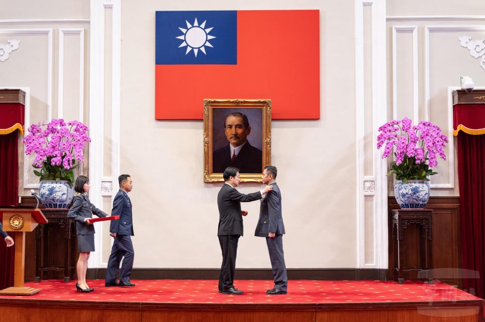 賴總統為梁少將授階。(軍聞社記者吳柏融攝) 賴總統為梁少將授階。(軍聞社記者吳柏融攝)