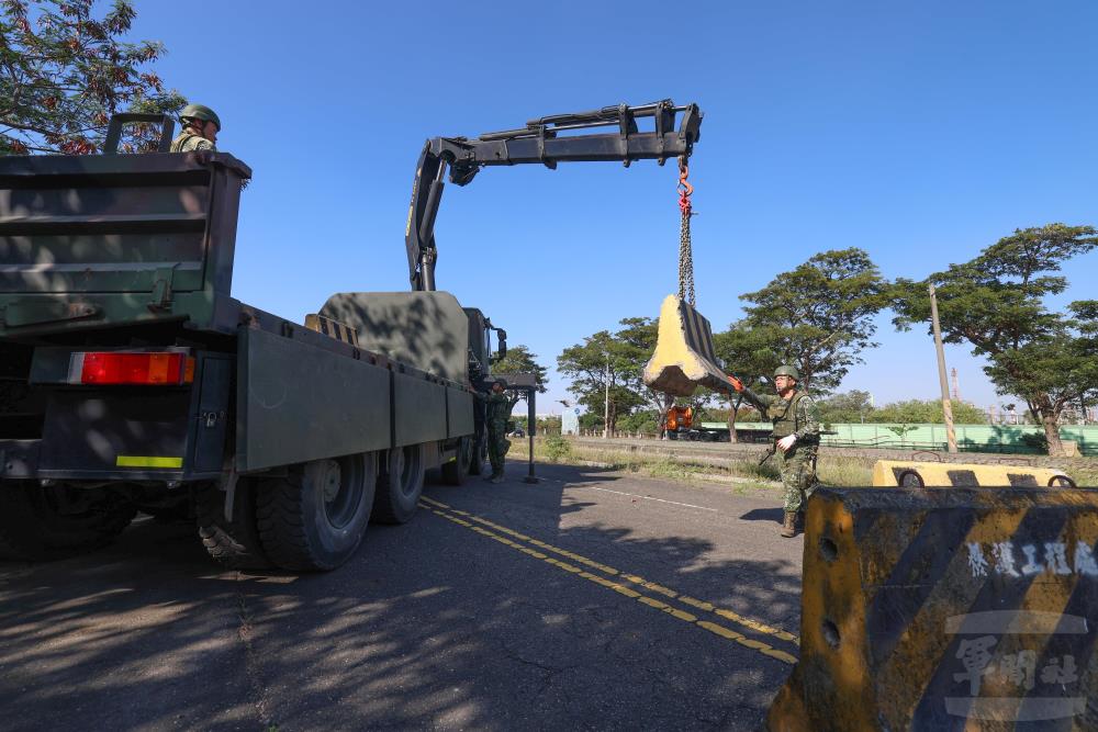 54工兵群官兵架設阻絕設施。（軍聞社記者林澤廷攝）