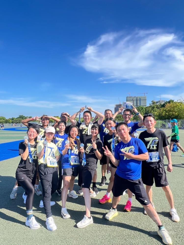 234旅官兵與眷屬一同參與路跑活動，在歡笑與汗水中展現健康活力。（陸軍234旅提供）