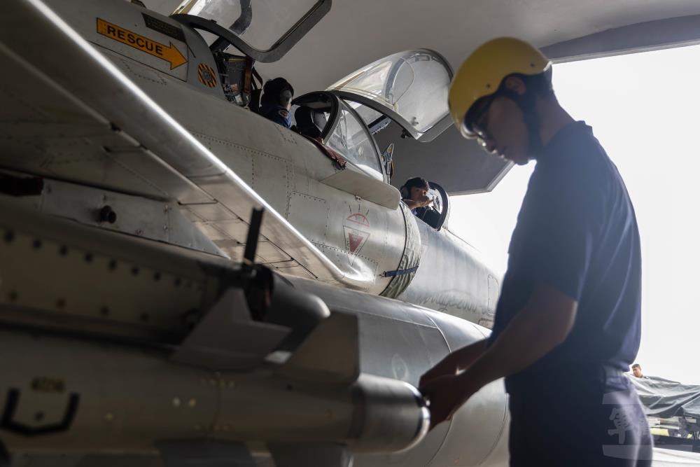 武掛分隊官兵實施系統測試。（軍聞社記者蔡枋澐攝）