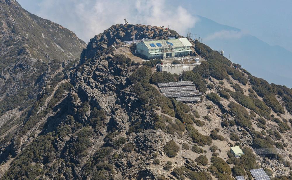 玉山氣象站高山氣象資料蒐整與預報任務。（軍聞社記者吳柏融攝）