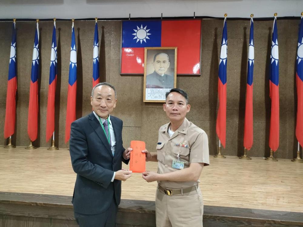王理事長致贈慰問金，感謝官兵長期堅守崗位。（軍人之友社提供）