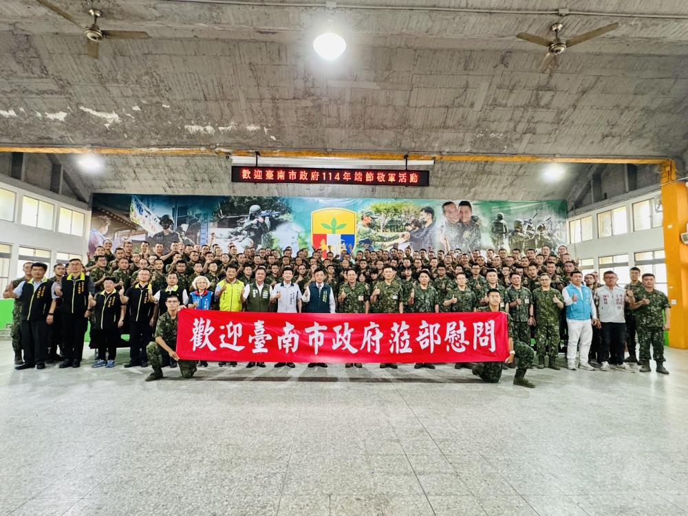臺南市政府敬軍團與官兵一同合影。(臺南市軍人服務站提供) 臺南市政府敬軍團與官兵一同合影。(臺南市軍人服務站提供)