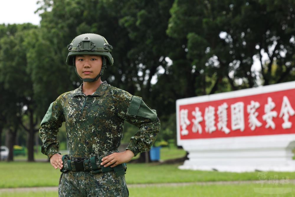 入伍生顏嫚萱分享，首次體驗手榴彈實彈投擲，是一次相當難忘且特別的經驗。（軍聞社記者林澤廷攝）