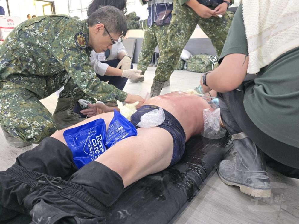 醫護人員實施熱傷害處置。（軍醫局提供）