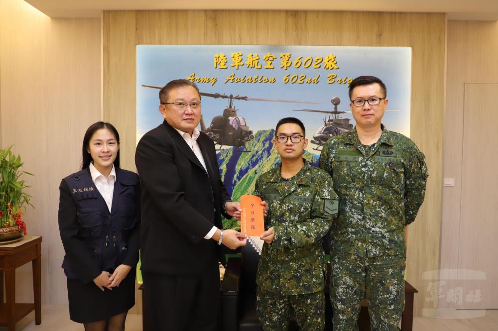 軍友保險公司臺中處處長徐志偉日前代表董事長郭建忠探視劉姓二兵。（軍友保險提供）