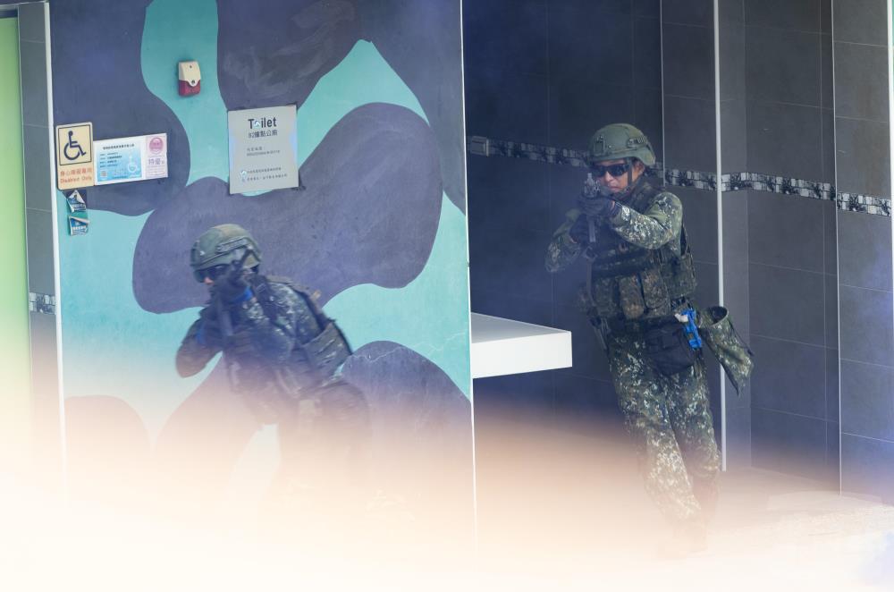 遭假想敵發現後，學員迅速應變反制。（軍聞社記者吳柏融攝）