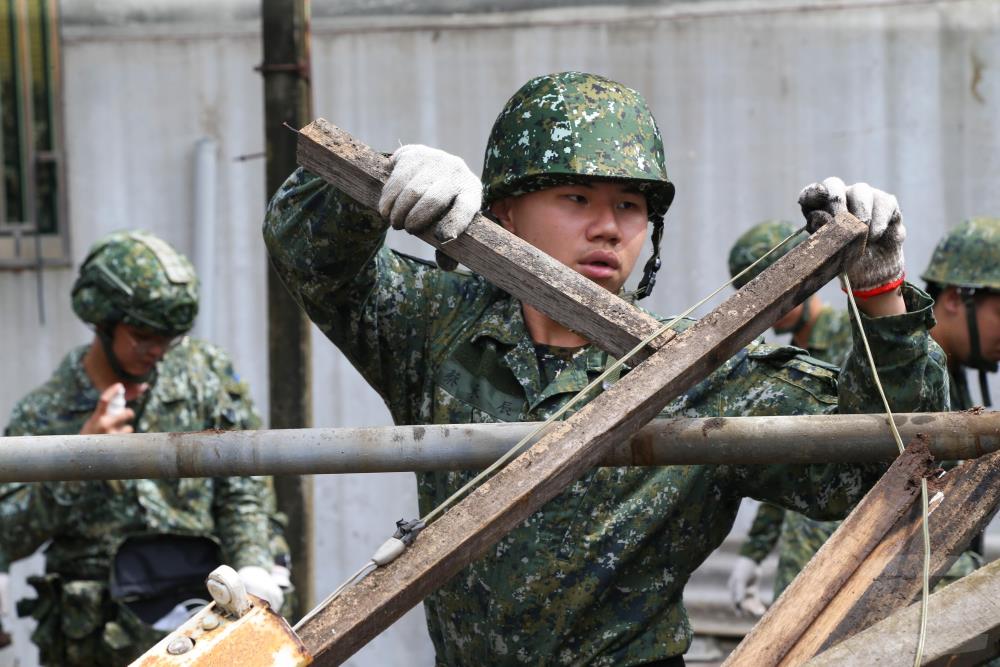 第四作戰區5日協助臺南新營地區執行環境復原工作。(軍聞社記者侯凱議攝) 第四作戰區5日協助臺南新營地區執行環境復原工作。(軍聞社記者侯凱議攝)