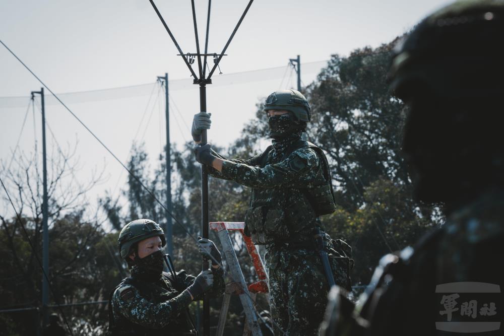 工兵排官兵執行反機降阻絕設置。（軍聞社記者文仁攝）