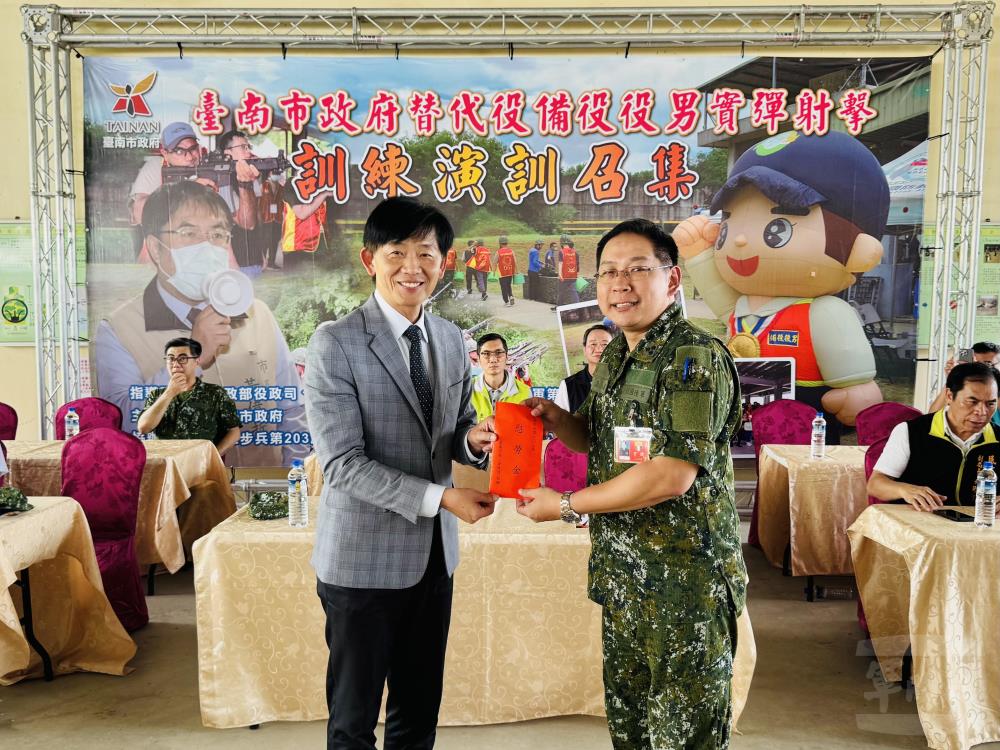 臺南市副市長葉澤山致贈慰勞金。（臺南市軍人服務站提供）