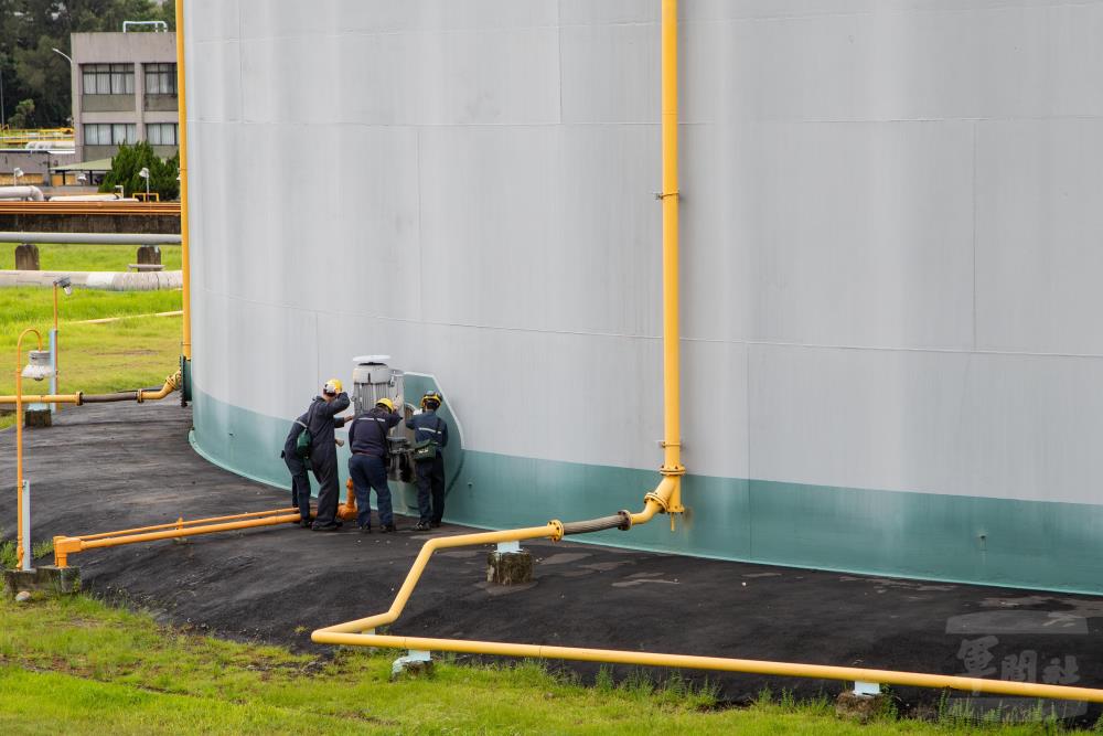 桃園地區關鍵基礎設施員工緊急處置危害物質外洩。（軍聞社記者王進福攝）