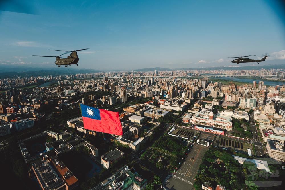 陸航國旗機隊8日進行組合訓練，準時通過總統府前上空。（軍聞社記者陳彥樺攝）