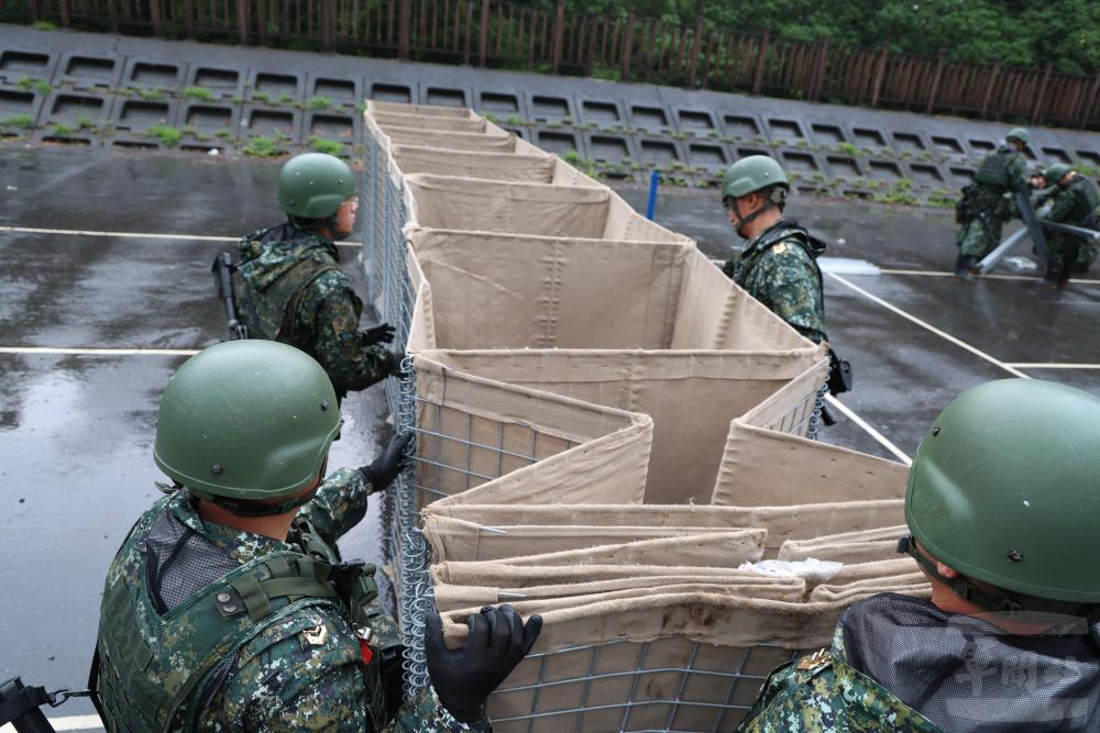 官兵架設機動阻絕器材。（軍聞社記者林澤廷攝）