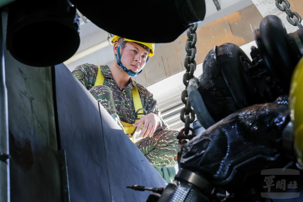 所有官兵都全神貫注，確保裝備妥善。（軍聞社記者蔡枋澐攝）