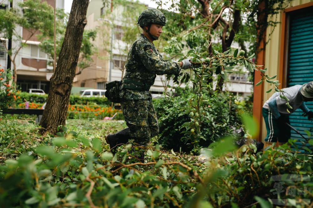 官兵秉持苦民所苦精神，與地方攜手同心加速復原腳步。（軍聞社記者林庭暉攝）
