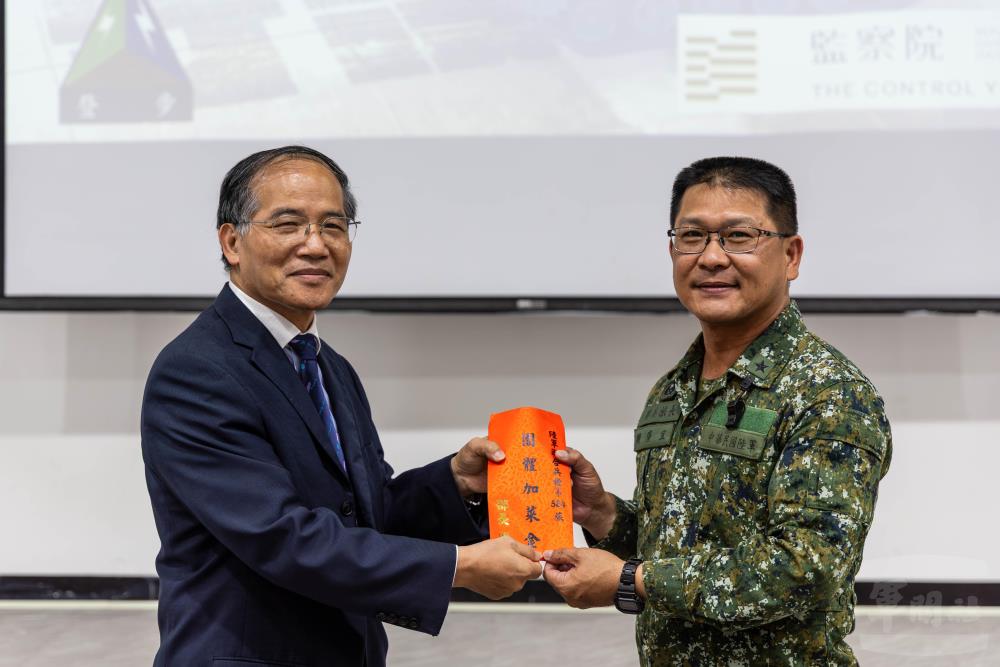林召集人頒贈團體加菜金，肯定官兵辛勞。（軍聞社記者蔡枋澐攝）