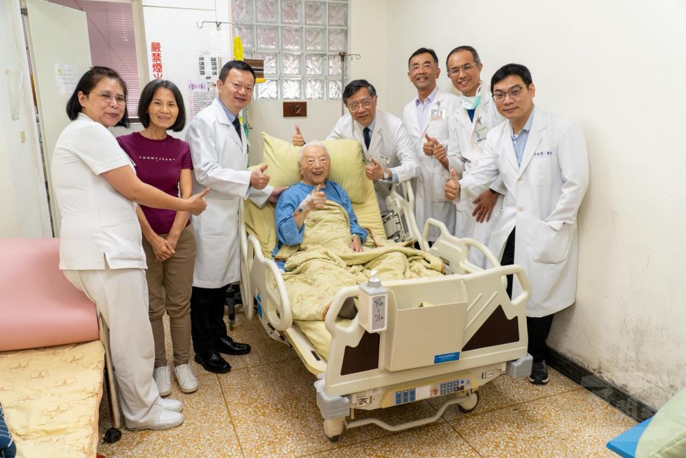 國軍臺中總醫院跨醫療團隊，為110歲人瑞成功接受膽囊切除手術。（國軍臺中總醫院提供）