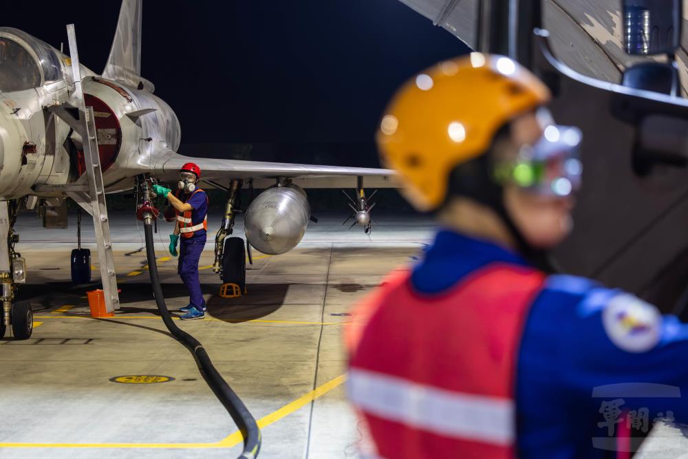 幻象戰機實施加油作業。（軍聞社記者蔡枋澐攝）
