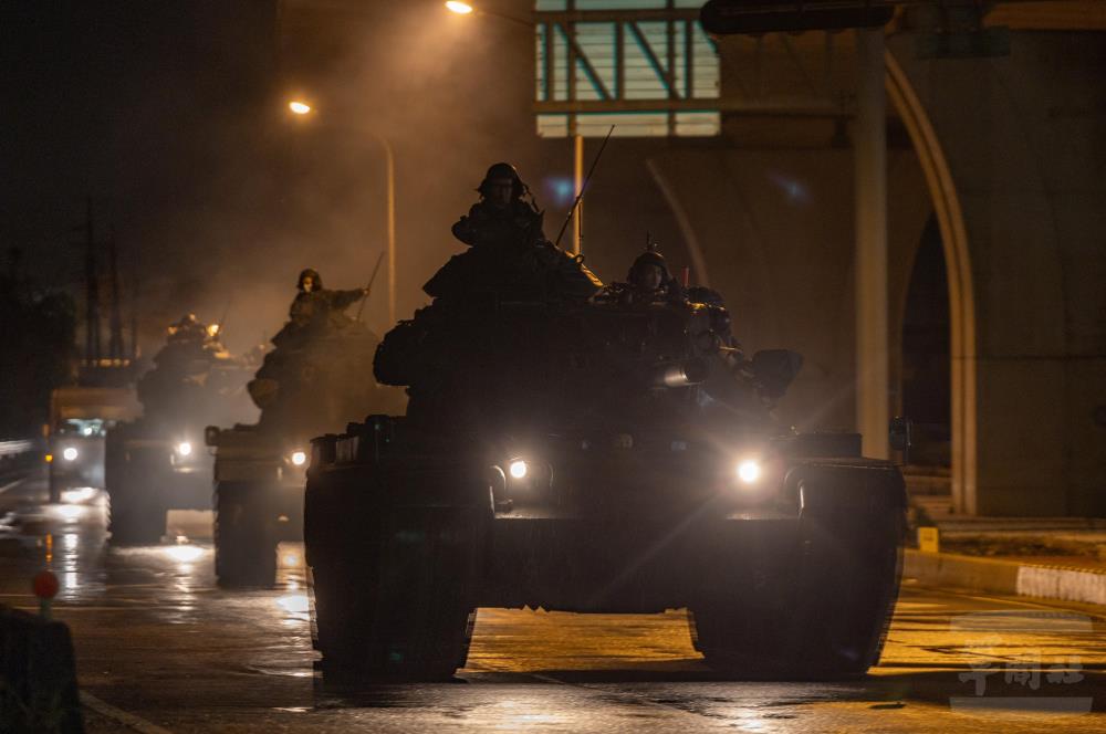 M60A3戰車在夜幕掩護下，前往戰術位置。（軍聞社記者吳柏融攝）
