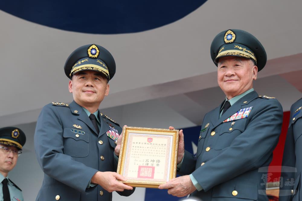 呂司令表揚傑出校友曾金陵備役上將。（軍聞社記者林澤廷攝）