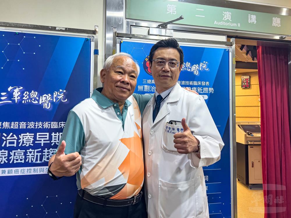 三總泌尿外科曹智惟主任與患者郭先生因治療認識。（軍聞社記者尤昱翔攝）