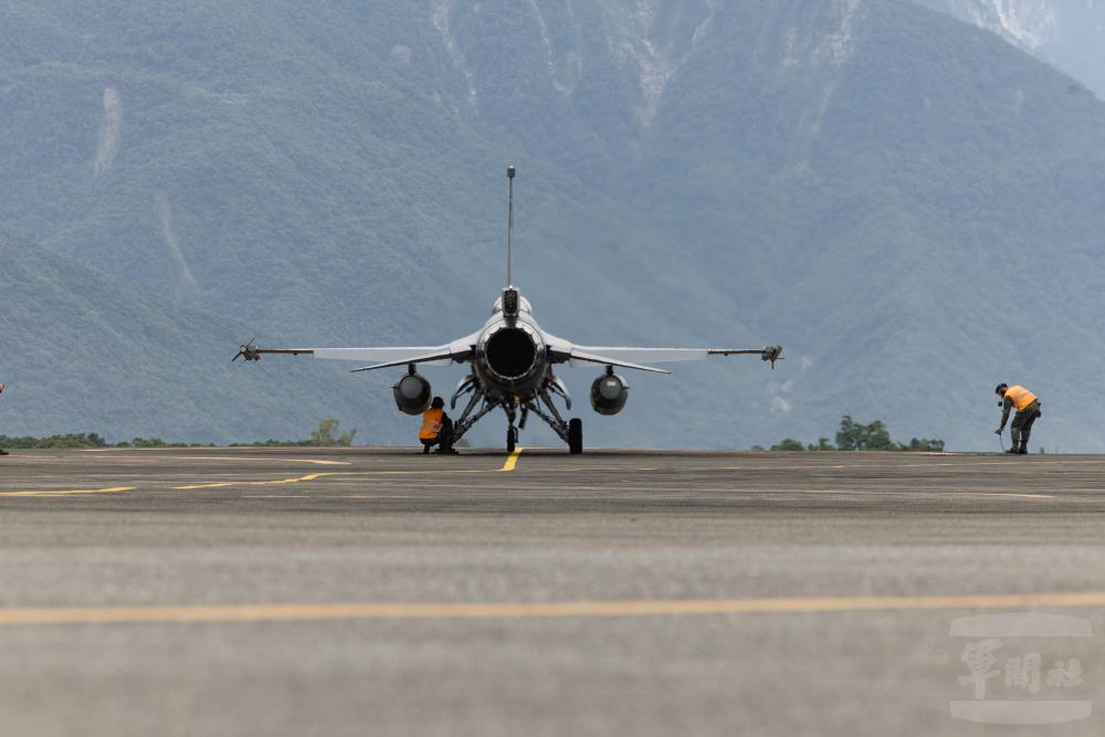 完成加油後，機組人員進行系統檢查與確認。（軍聞社記者李恬恬攝）