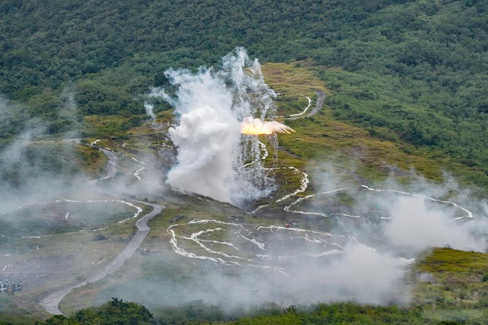 砲兵部隊發射黃磷彈。（軍聞社記者林庭暉攝）