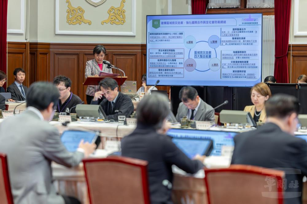 執行秘書暨內政部長劉世芳報告「第7次委員會議列管事項辦理情形」。（總統府提供）